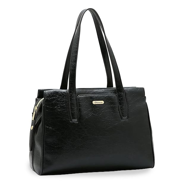 Bolsa feminina preta Chenson Boho Chic com acabamento em material sintético que imita couro, alças duplas longas e detalhes em metal dourado vista frontal